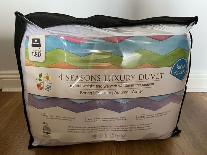 4 Seasons king size luxury duvet - All seasons duvet in perfect condition, barely used