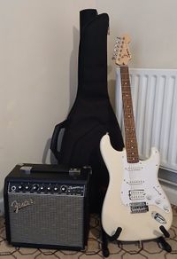Fender Squire Bullet + Fender Champion 20 + Fender padded case + Fender strap