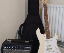 Fender Limited Edition Sonic Squire + Fender Champion 20 + Fender padded case + Fender strap