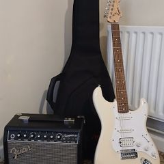 Fender Squire Bullet + Fender Champion 20 + Fender padded case + Fender strap