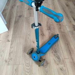 Globber Primo Scooter with LED Light-Up Wheels - Excellent Condition