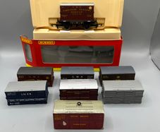 Hornby R6241 OO Gauge LMS Conflat Wagon w Extra Containers