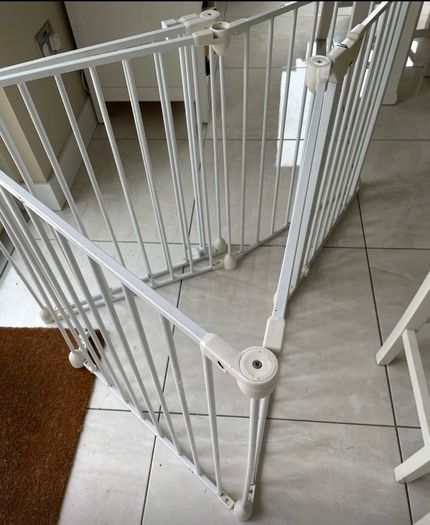 3.6m of Babylo playpen with wall connections.