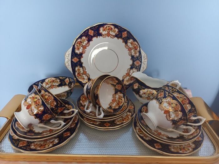 21 Piece Royal Albert China  'HEIRLOOM ' Tea Set