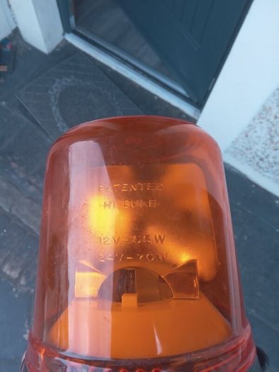 Magnetic roof beacon light