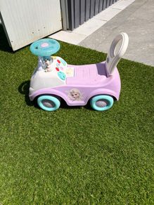 Kids sit and roll car