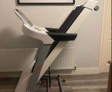 Smart treadmil (Netflix, Spotify, YouTube, Bluetooth)