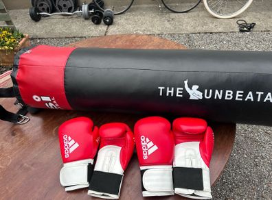 USI 4ft Boxing bag & boxing gloves
