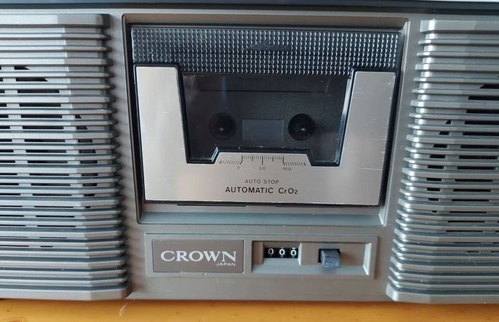 Crown CSC-835L, Stereo Radiorecorder, Made in Japan.
