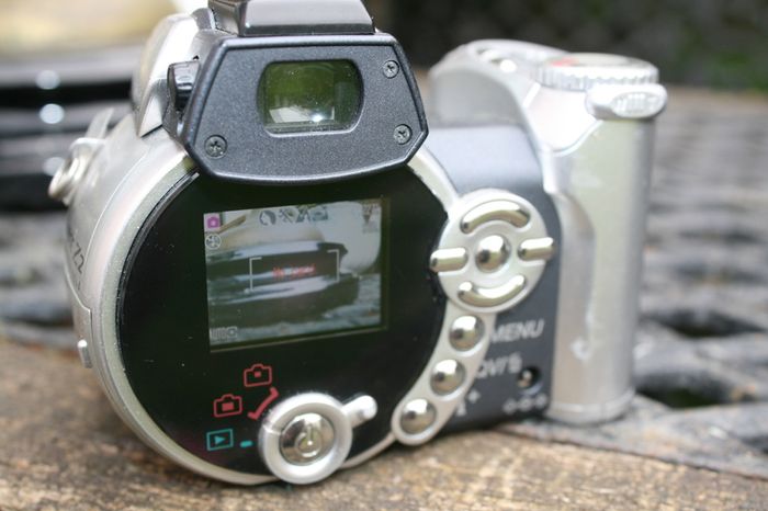 Konica Minolta Dimage Z2 4MP Digital Camera 10x Optical Zoom