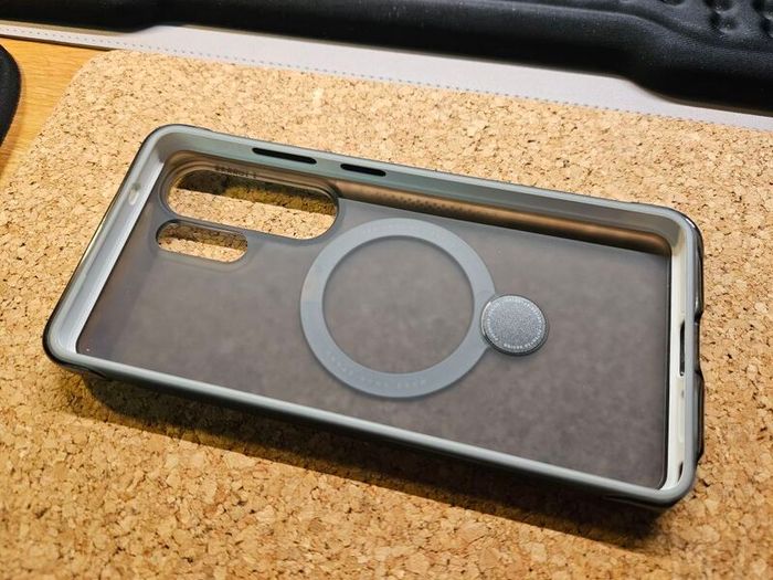 Torras Ostand Q3 Air Samsung Galaxy S26 Ultra case