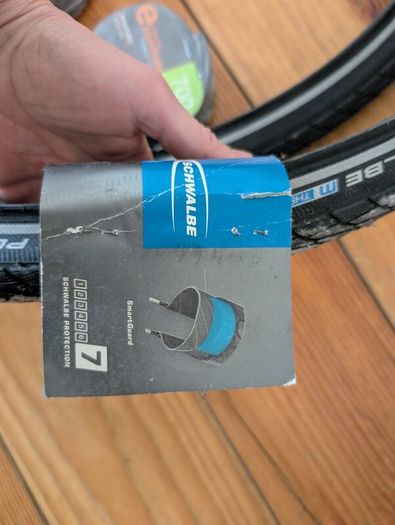 Schwalbe Marathon Plus Bike Tyres (Pair) + 3x Halfords Inner Tube