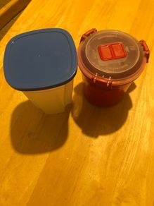 2 food containers