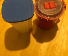 2 food containers