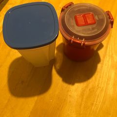 2 food containers
