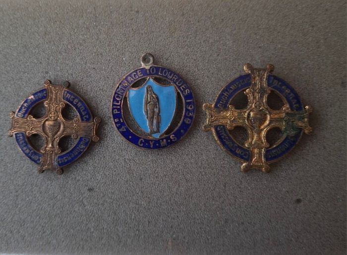 Vintage 2x  Religious Eucharistic Congress Badges 1932 & A 1939 Y.m.c.a. 4th Pilgrimage To Lourdes  Medal