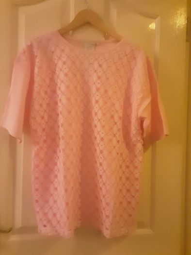 Ladies Top/Short Sleeved Top .. Size: Small/Medium