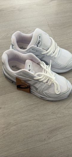 Asics Gel  runners white