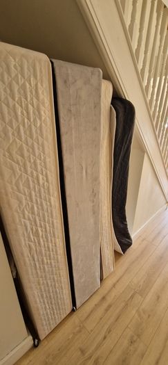 1 single bed and 2 mattresses