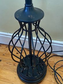 Table top metal lamp stand (missing lampshade)
