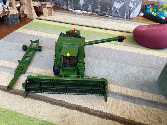 Bruder 1:16 John Deere T670i Combine Harvester