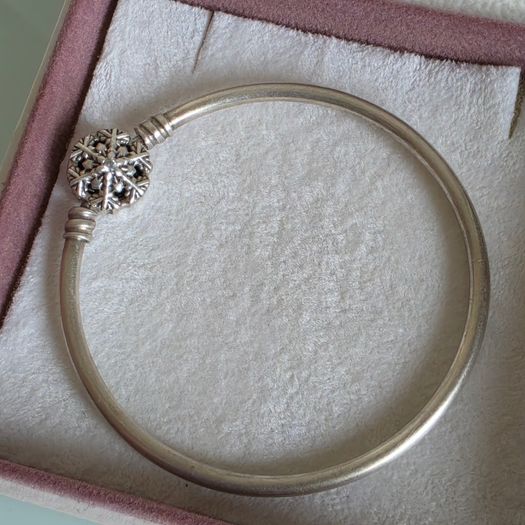 Pandora moments bangle sparkly snowflake claps in good condition small size