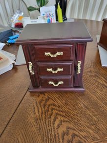 Musical jewellery box