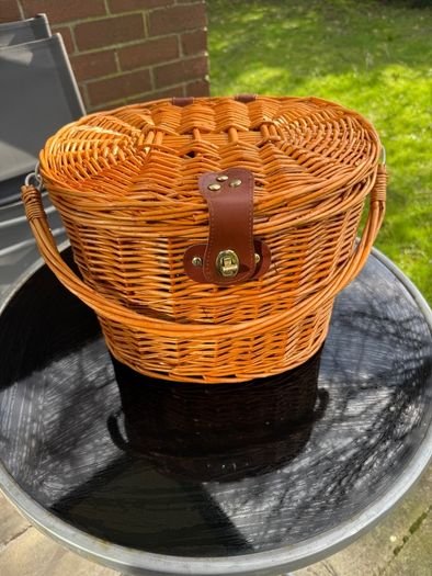 Rattan bicycle basket with lid