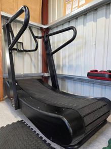Curved treadmill