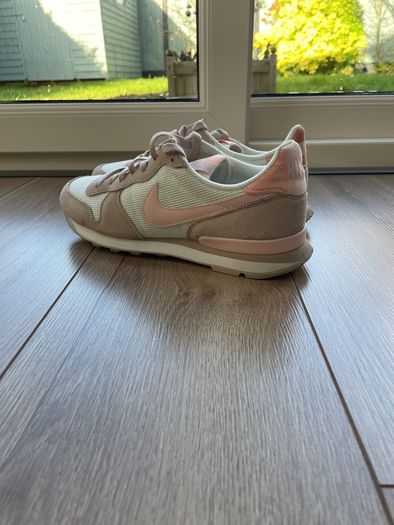 Nike Internationlist white/pink trainers