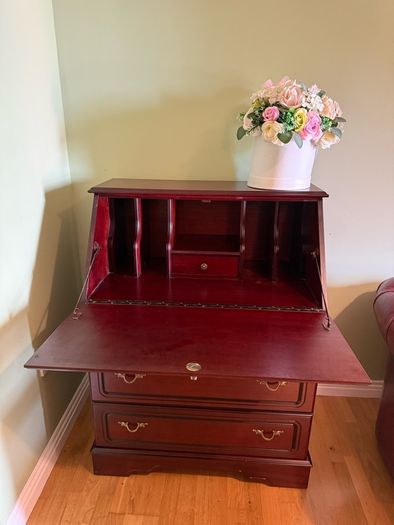 bureau writing desk ( Can deliver for free)