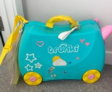 2 Trunki kids travel cases 10 euros each