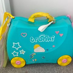 2 Trunki kids travel cases 10 euros each