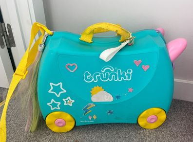 2 Trunki kids travel cases 10 euros each