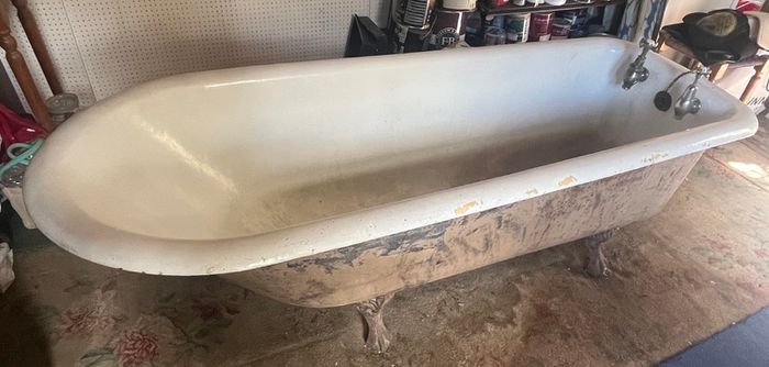 Elegant Antique Original Cast-Iron Bath (6ft)