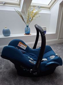 Maxi Cosi CabrioFix and Familyfix Isofix. Excellent condition