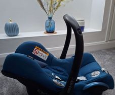 Maxi Cosi CabrioFix and Familyfix Isofix. Excellent condition
