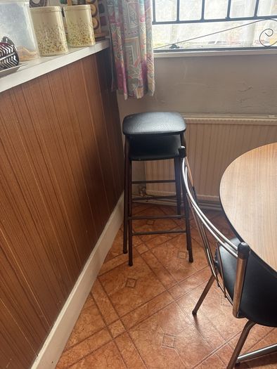 TABLE & chairs & 2 Bar stools FREE
