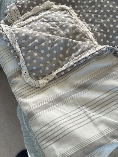 Single bedspread and 4 pillow cases