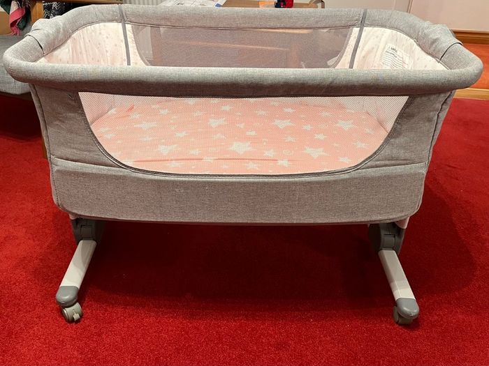 Height adjustable co-sleeper bassinet