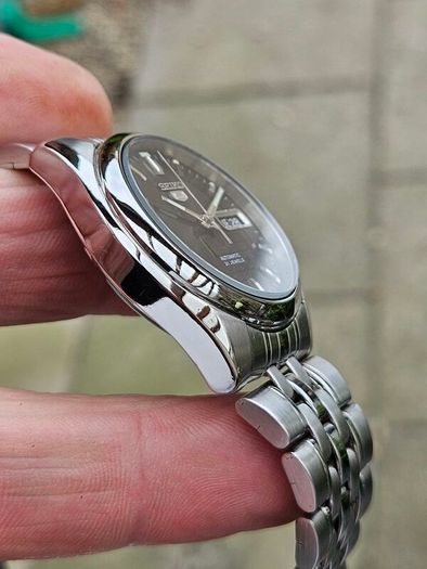 Watch Seiko 5 Automatic.
