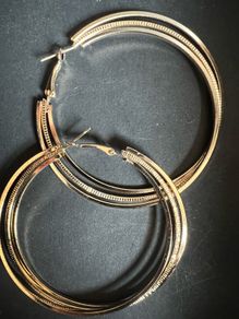 Stylish gold-tone earrings in excellent/new condition.