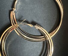 Stylish gold-tone earrings in excellent/new condition.