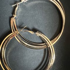 Stylish gold-tone earrings in excellent/new condition.