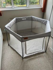 Sturdy quick pop-up playpen