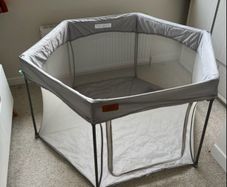 Sturdy quick pop-up playpen