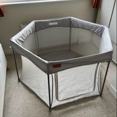 Sturdy quick pop-up playpen