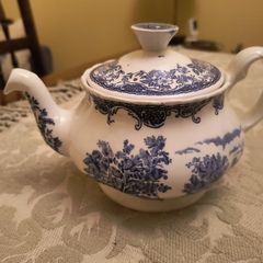 Royal Tudor Ware - Olde England Teapot.