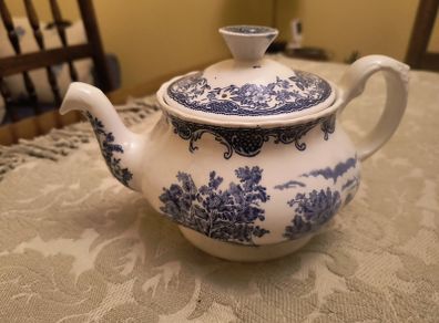 Royal Tudor Ware - Olde England Teapot.