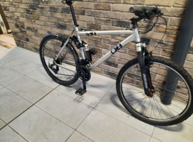 Trekking bike ( can deliver)